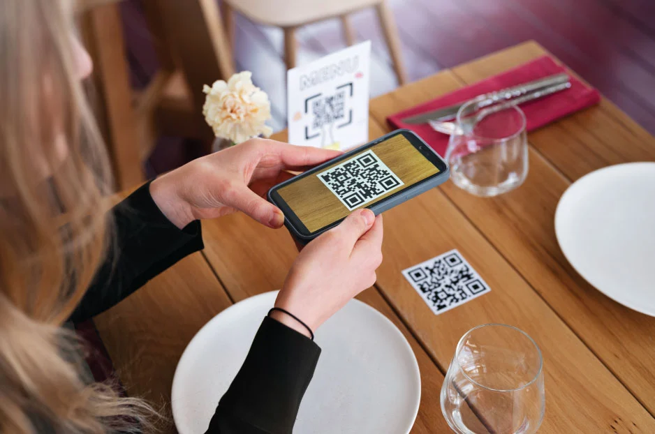 Autoservicio pedido en mesa para restaurantes escaneando código QR
